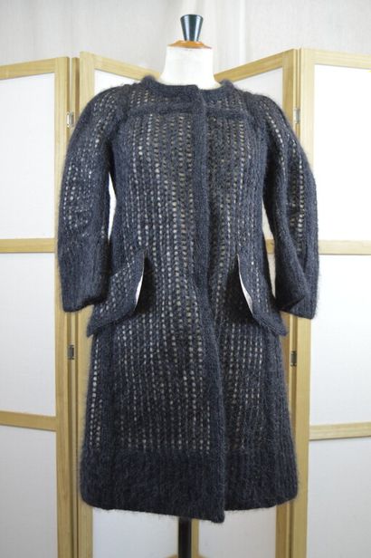 CELINE

Manteau en tricoté gris, le fond...