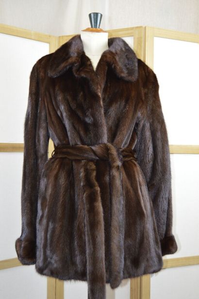 ZAPA

Manteau/veste courte en vison marron...