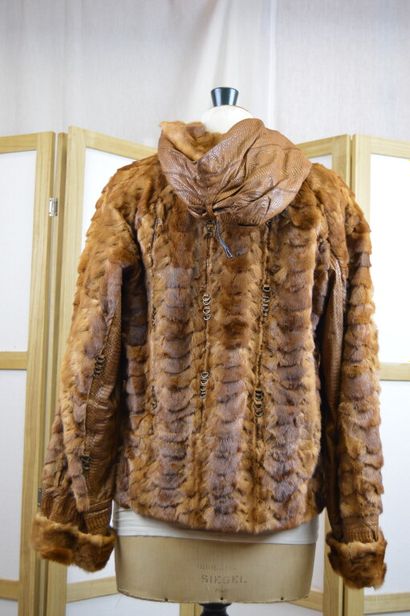 LOU BAROK

Veste à capuche en viselle et...