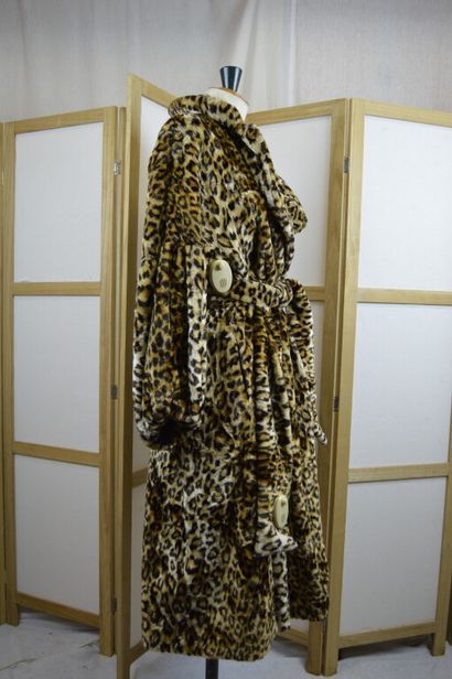 NICA RICCI

Manteau long en fausse fourrure...
