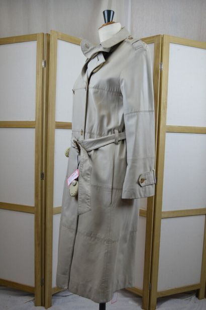 LOUIS VUITTON

Trench en cuir d'agneau beige

Taille...