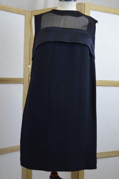 CELINE

Robe sans manche en crêpe noir le...