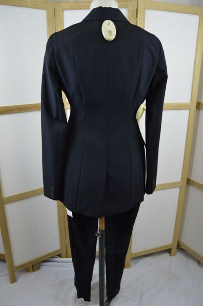 CHRISTIAN DIOR PARIS

Tailleur en crêpe noire...