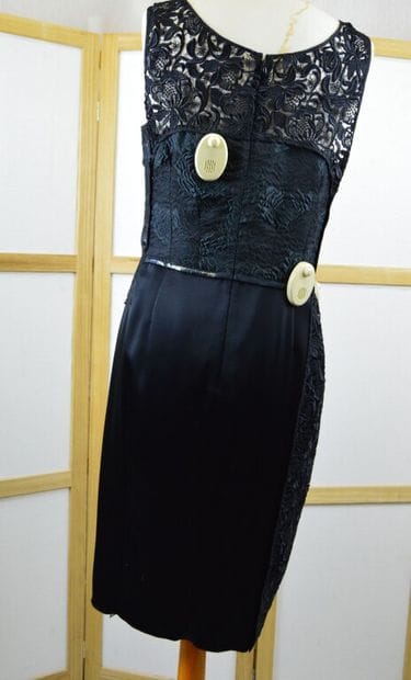 NINA RICCI. 

Robe droite sans manches en...