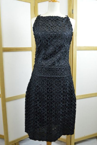 LOUIS VUITTON

Robe droite noire sans manche...
