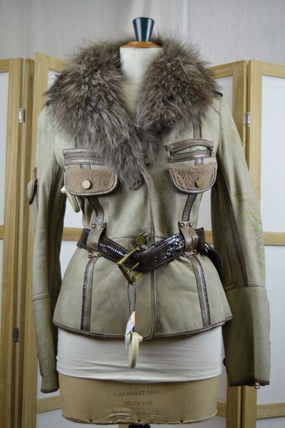 BALMAIN

Veste en peau lainé beige kaki,...