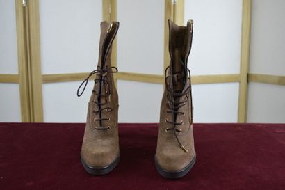 LOUIS VUITTON

Paire de bottines à lacets...