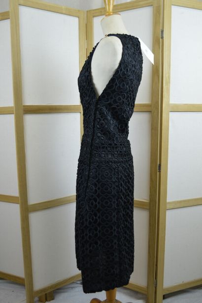 LOUIS VUITTON

Robe droite noire sans manche...
