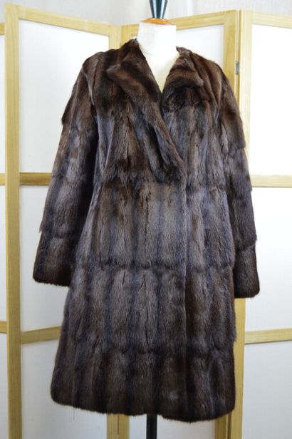 SPRUNG FRERES 

Manteau de fourrure marron...