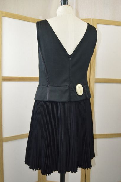 PRADA, Milano. 

Robe à basque sans manches,...