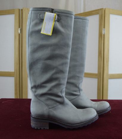 FREE LANCE 

Paire de bottes en cuir gris...