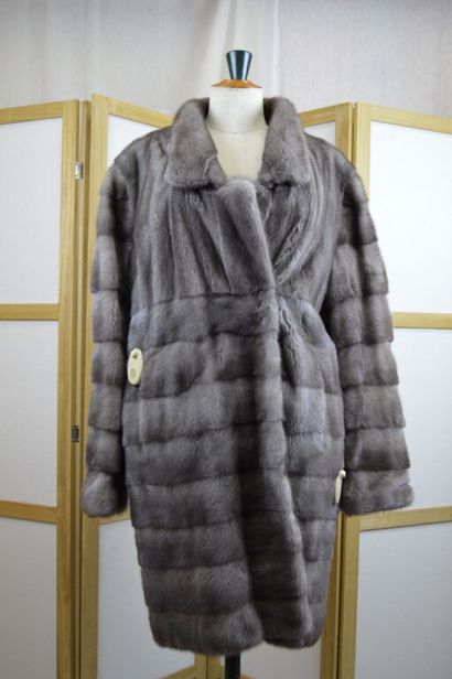 GEORGES RECH

Manteau ¾ en vison gris 

Taille...