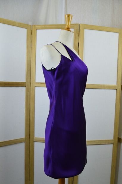 NINA RICCI. 

Robe nuisette à bretelles fines...