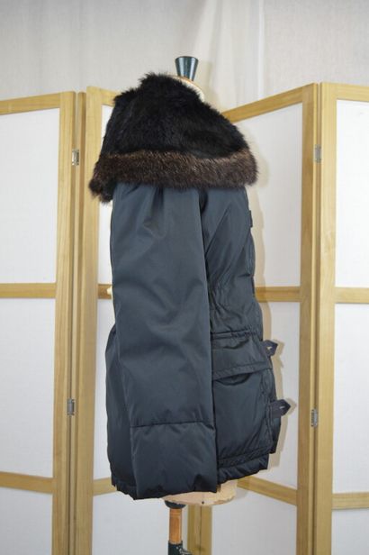 LOUIS VUITTON PARIS

Doudoune courte en nylon...