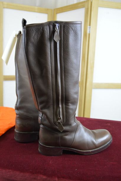 HERMES

Paire de bottes plates en cuir grainé...