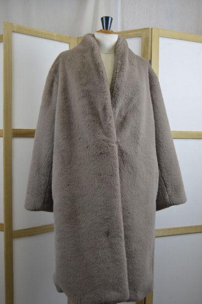 VANESSA BRUNO

Manteau en fausse fourrure...
