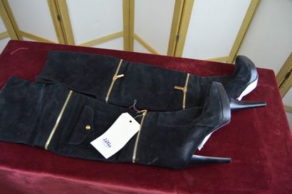 LOUIS VUITTON

Paire de cuissardes à talon...