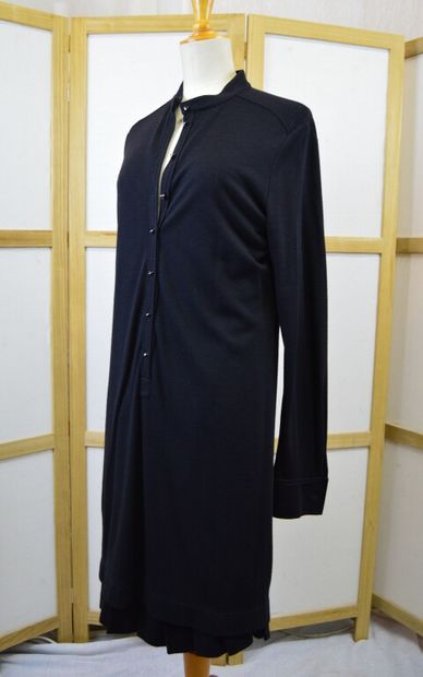 HERMES, Paris. 

Robe droite à manches longues...