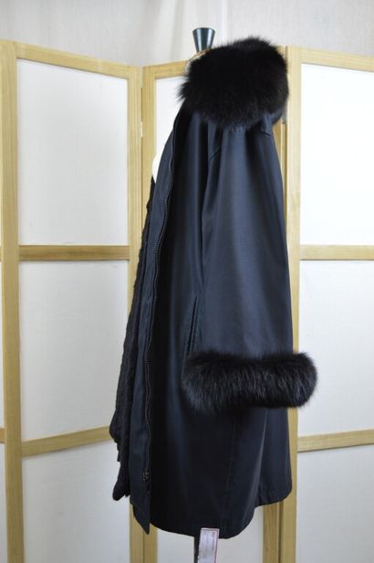 NINA RICCI

Pelisse noire avec col et emmanchure...
