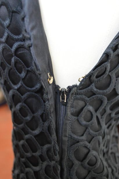 LOUIS VUITTON

Robe droite noire sans manche...