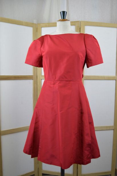 PRADA. 

Robe manches ballon en soie rouge,...