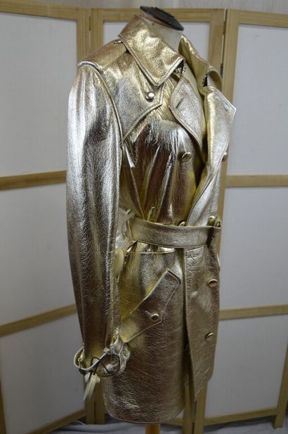 SAINT LAURENT, Paris. 

Trench en cuir doré....