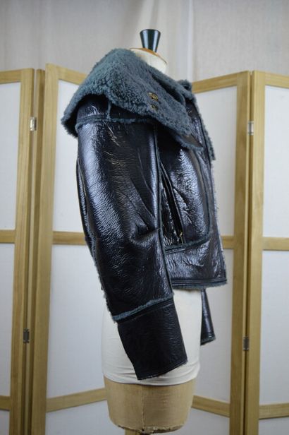 LOUIS VUITTON

Blouson en peau lainé en cuir...