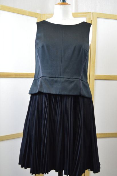 PRADA, Milano. 

Robe à basque sans manches,...