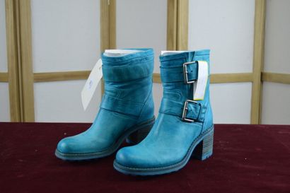 FREE LANCE

Paire de bottine à talon en cuir...