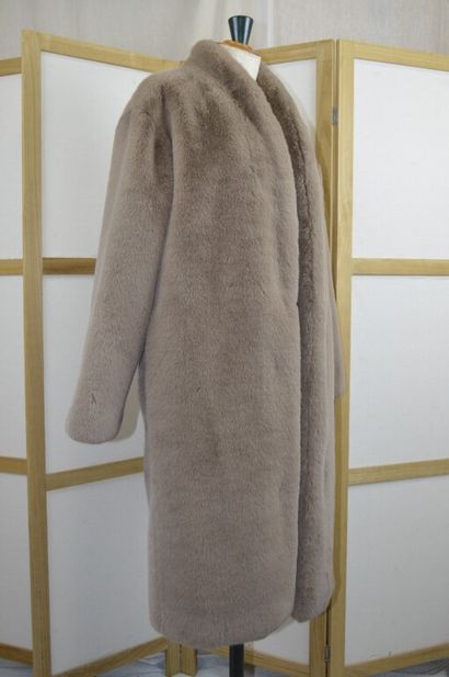 VANESSA BRUNO

Manteau en fausse fourrure...