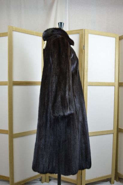 Manteau long en vison foncé. 

Taille 38