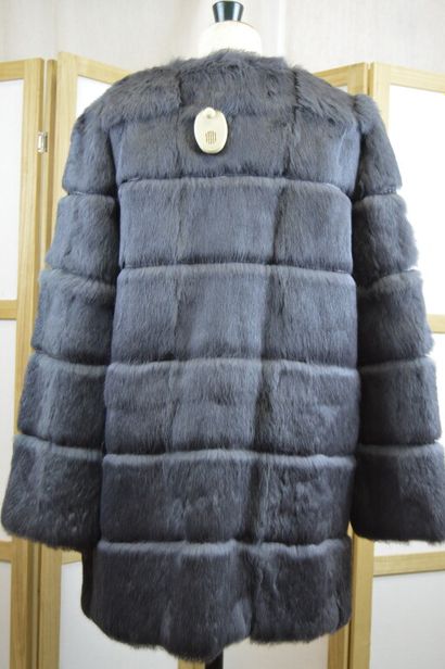 MAX ET MOI

Manteau en lapin gris, rayures...