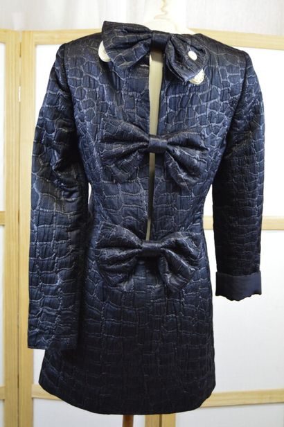 CHLOE.

Robe noire droite courte à manches...