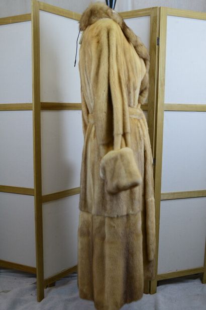 SAM-ROME

Manteau long en vison crème avec...
