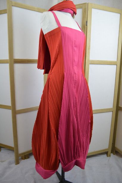 
ISSEY MIYAKE




Robe plissée dit PLEATS...