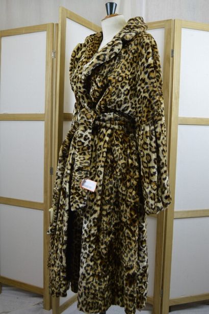NICA RICCI

Manteau long en fausse fourrure...
