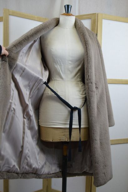 VANESSA BRUNO

Manteau en fausse fourrure...