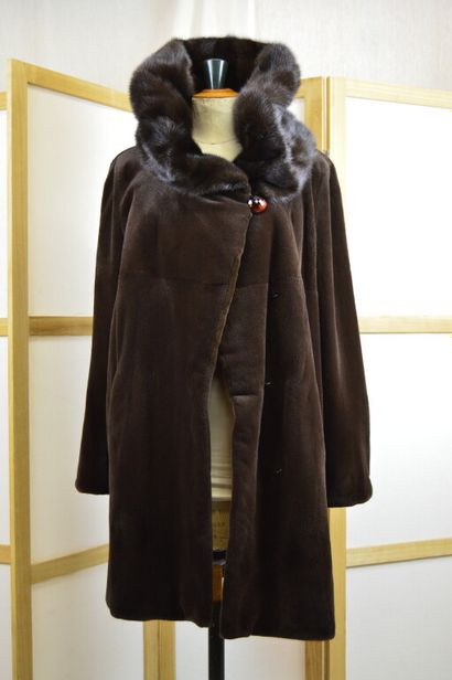 ROMAGNA FURS (Italie)

Manteau ¾ à capuche...