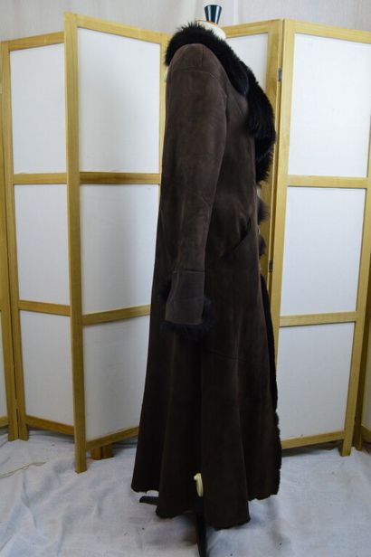 GEORGES RECH 

Manteau en peau lainé marron...