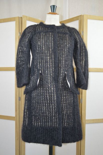 CELINE

Manteau en tricoté gris, le fond...
