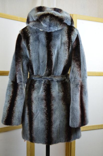 GIULIANA

Manteau 3/4 à capuche en vison...