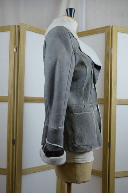 ROBERTO CAVALLI 

Veste en peau lainé grise...