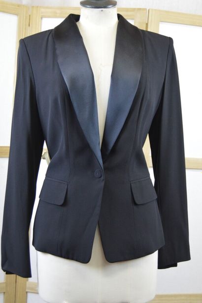 YVES SAINT LAURENT. 

Veste de smoking en...