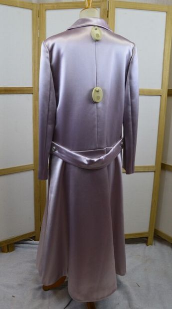 CHLOE.

Manteau long de cérémonie en satin...