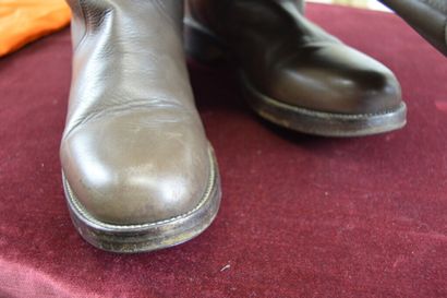 HERMES

Paire de bottes plates en cuir grainé...
