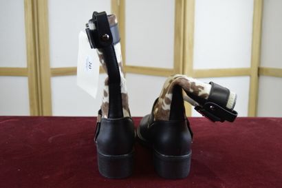 ZANOTTI

Paire de bottines en cuir noir à...