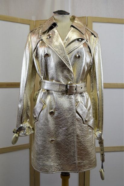 SAINT LAURENT, Paris. 

Trench en cuir doré....