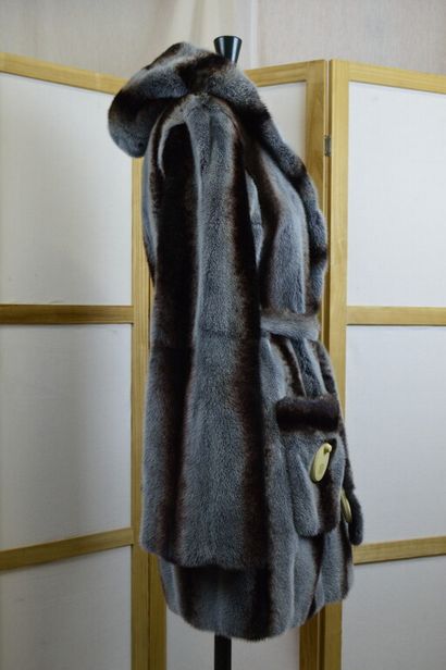 GIULIANA

Manteau 3/4 à capuche en vison...