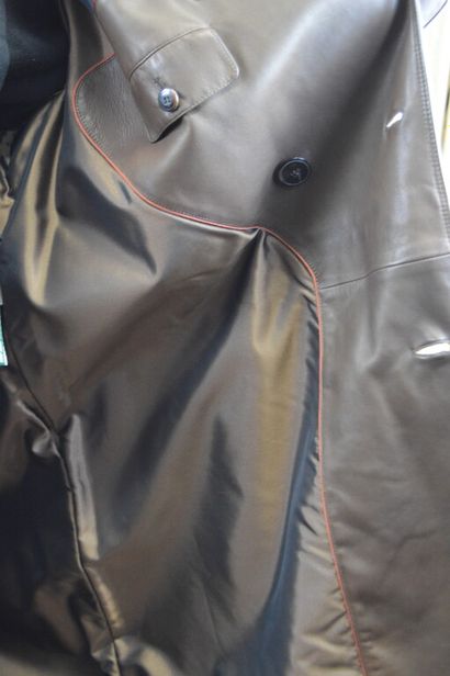 LORO PIANA

Trench d'homme en cuir marron...