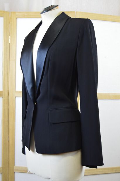 YVES SAINT LAURENT. 

Veste de smoking en...